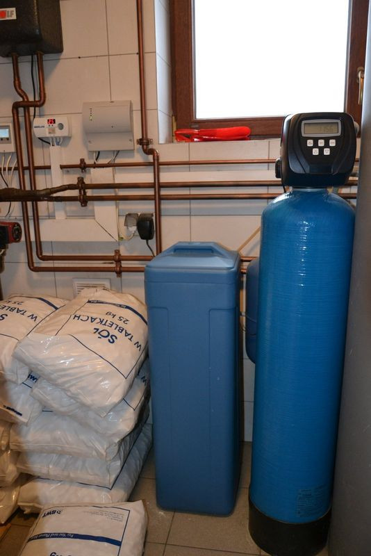 Zmiękczacz wody z kolumną do odżelaziania i odmanganiania