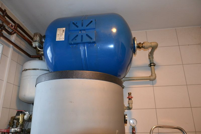 Zbiornik hydroforowy (na górze) zamontowano za filtrem mechanicznym