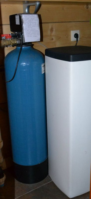 Zmiękczacz wody z kolumną filtrującą umieszczono w budynku mieszkalnym