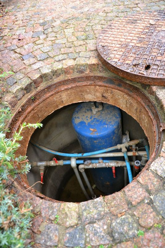 W ogrodowej piwnicy umieszczono wielką kolumnę ze złożem odżelaziającym i odmanganiającym