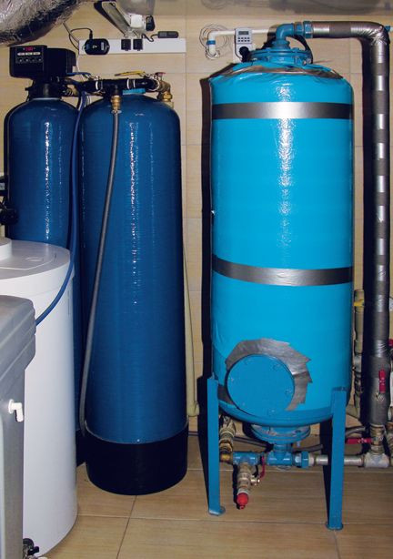 W kotłowni zamontowano hydrofor, 300 l, z otwartym zbiornikiem w celu wytrącenia się związków żelaza. Przed nim napowietrzacz. W dalszej kolejności ustawiono filtry mechaniczne, odżelaziacz i odmanganiacz; kolumnę w węglem aktywnym i zmiękczacz wody