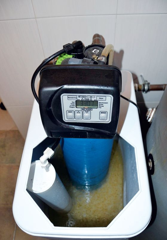 Woda poddawana jest filtrowaniu i zmiękczaniu zaraz po wejściu do budynku