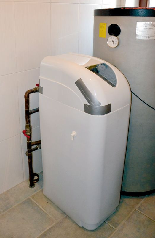 Do urządzenia zmiękczającego wodę właściciel dozuje sól