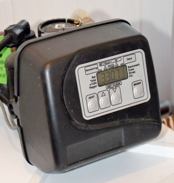 Automatyczny sterownik oblicza ilość zużytej wody. Co 4000 l włącza płukanie