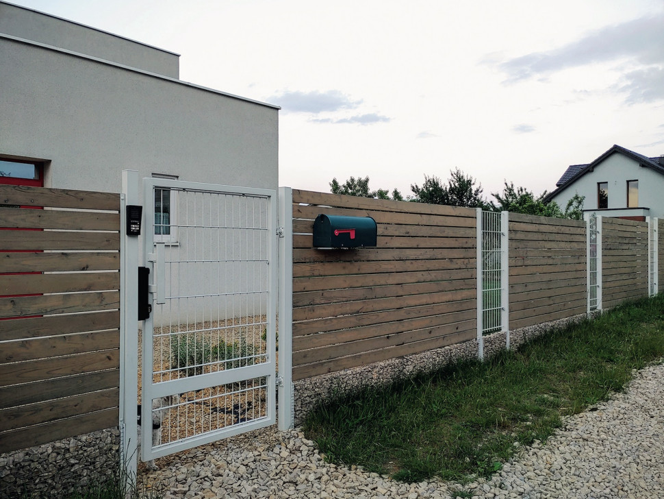 furtka w ogrodzeniu drewnianym