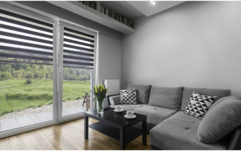 Czarne rolety dzień i noc - jakie aranżacje są teraz modne?