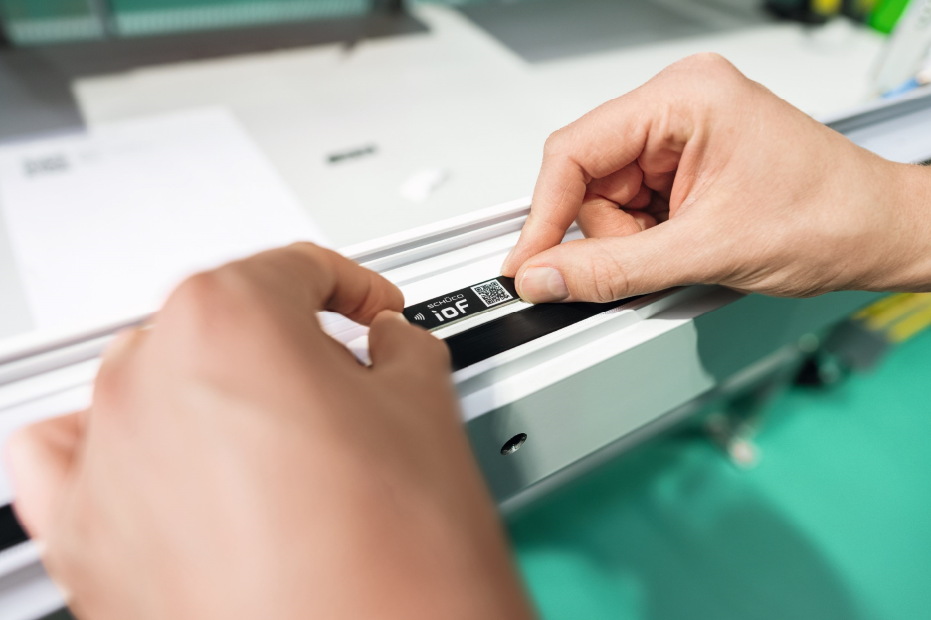 Etykietę IoF ID wystarczy przykleić do okna lub drzwi w dowolnym miejscu.