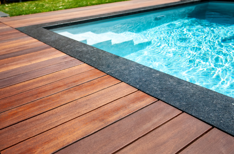 Taras z drewna bangkirai to kwintesencja elegancji i nowoczesności.