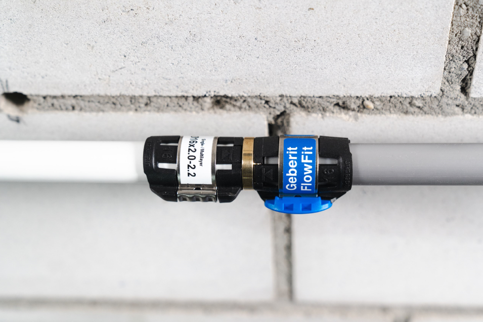 Adapter łączący system Geberit FlowFit z systemami innych producentów.