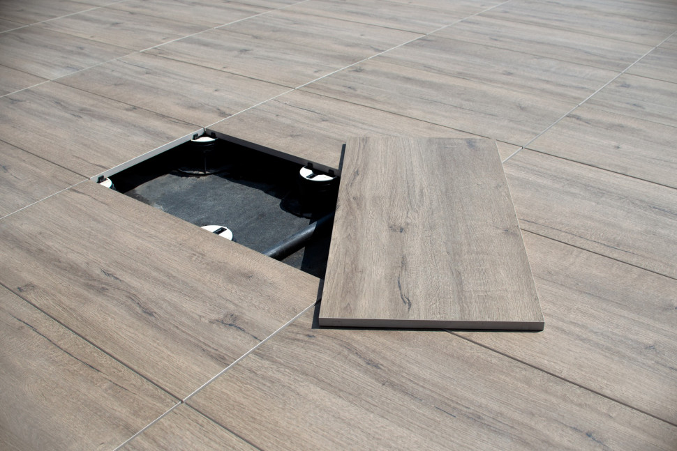 Montaż płyt gresowych na wspornikach