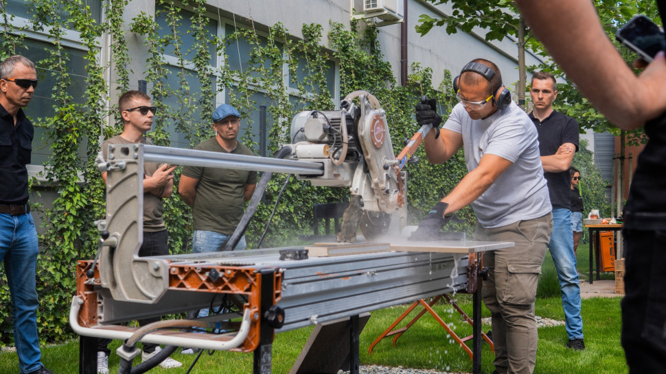 Cięcie płyt gresowych o grubości 2 cm – szkolenie w siedzibie firmy Stargres