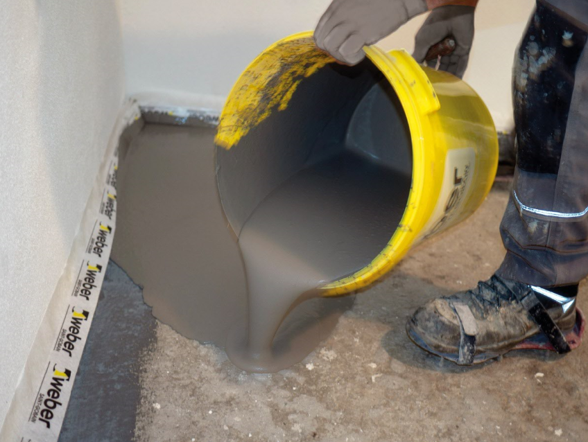 Wykończenie podłogi przy pomocy wodoszczelnej masy samopoziomującej weber.tec 932.