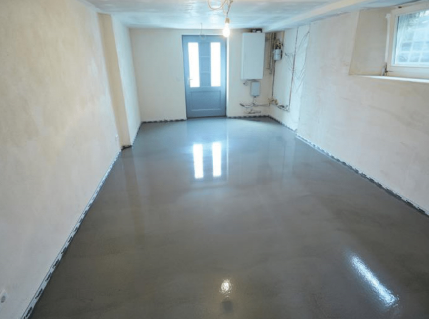 Gotowa, wyrównana i płaska powierzchnia podłogi po zastosowaniu masy samopoziomującej weber.tec 932.