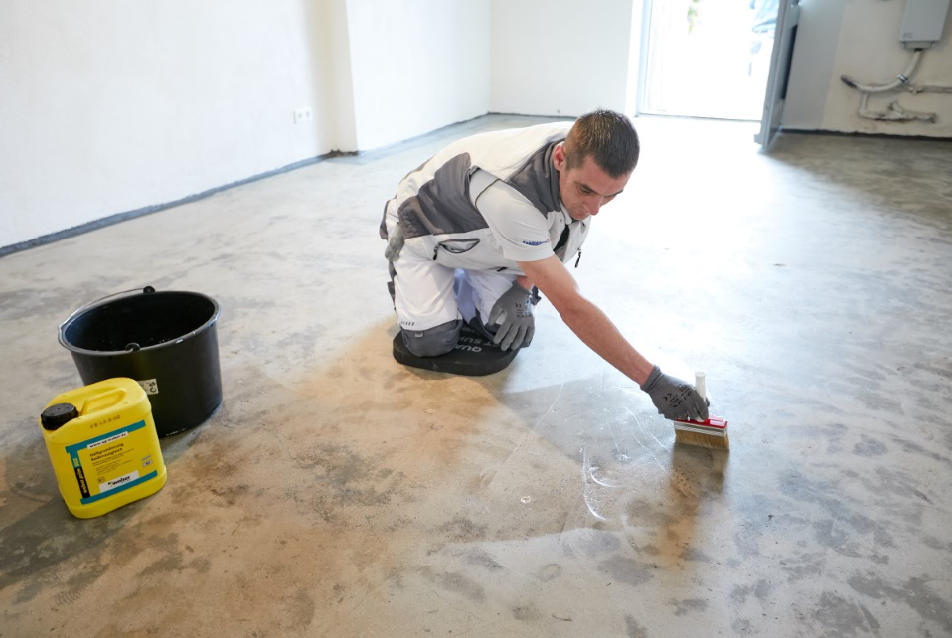 Gruntowanie podłoża w piwnicy.