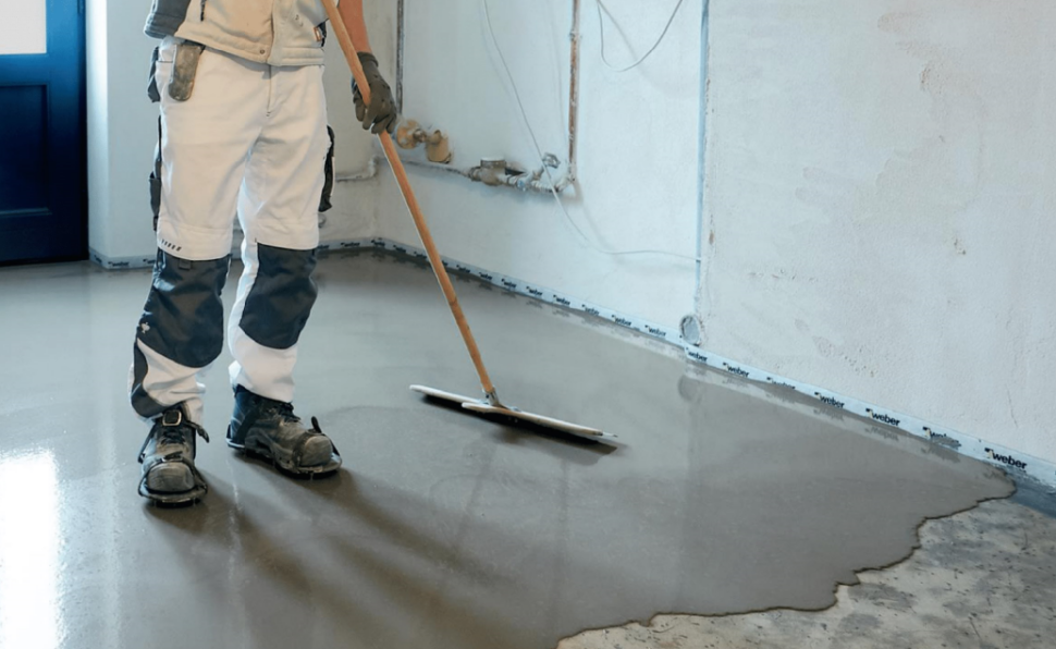 Wygładzanie powierzchni po zastosowaniu masy samopoziomującej masy samopoziomującej weber.tec 932.