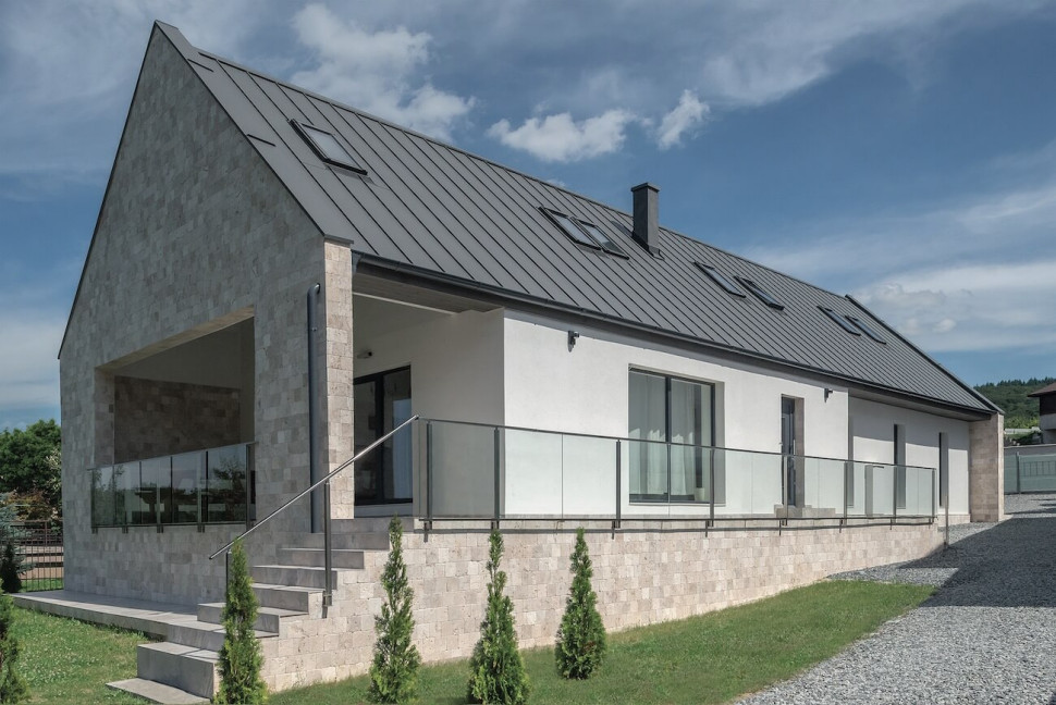 blacha płaska dach dwuspadowy