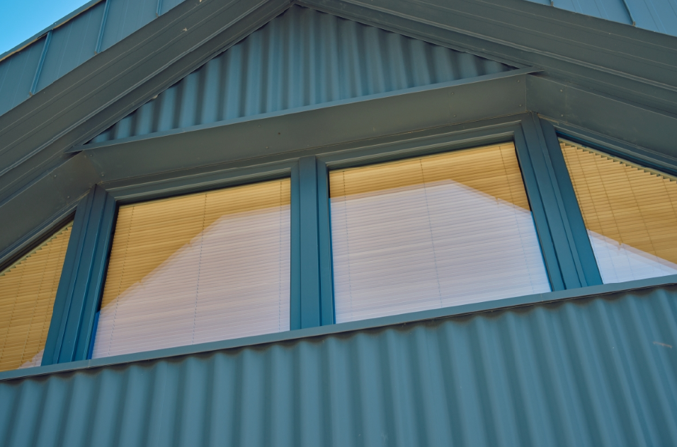 Odkryj nowy wymiar stylu z drewnianymi żaluzjami od ANWIS