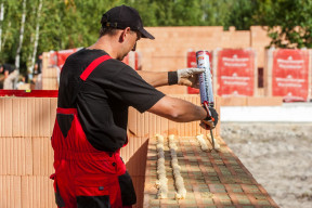 Ile puszek kleju Porotherm Dryfix potrzeba na ścianę? Tak obliczysz zużycie