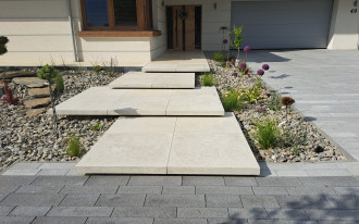 Elegancja w odcieniach natury - betonowe płyty i kostki w połączeniu beżu i szarości