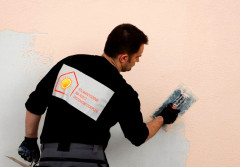 Czy styropian grafitowy trzeba przecierać przed przyklejeniem?