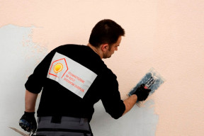 Czy styropian grafitowy trzeba przecierać przed przyklejeniem?