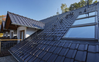 Jak wybrać dachówkę ceramiczną? Mat kontra połysk na Twoim dachu