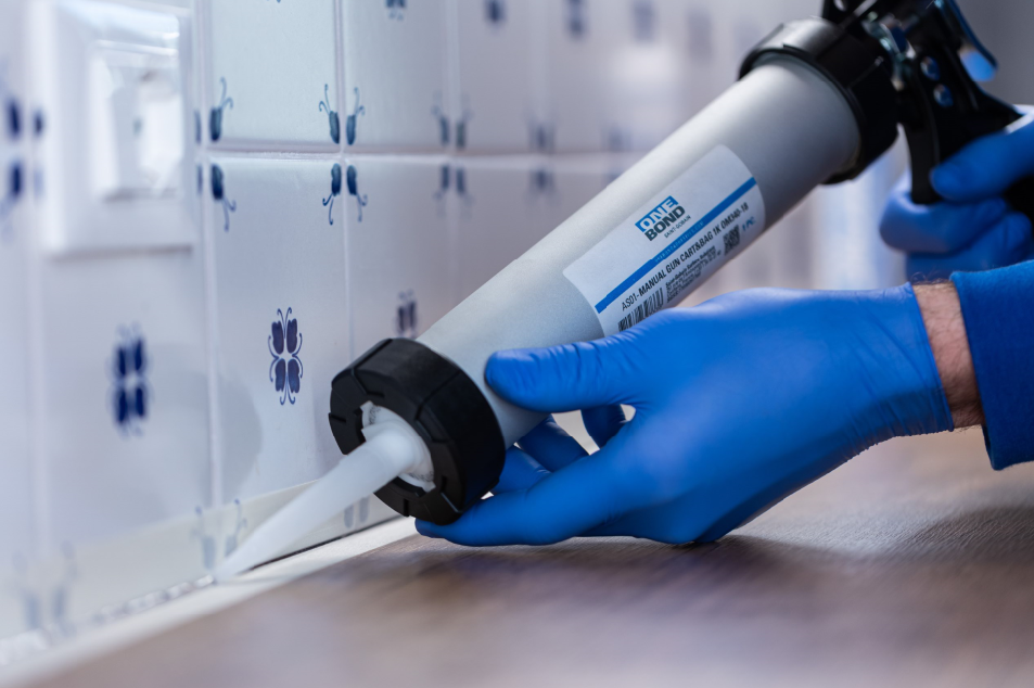 Marka OneBond należąca do Saint-Gobain Surface Solutions oferuje szeroką gamę produktów do uszczelniania i klejenia, w tym silikony, uszczelniacze poliuretanowe, kleje hybrydowe oraz uszczelniacze akrylowe.