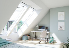 Ciemne poddasze zamienione w jasny salon - jak rozmieścić okna dachowe?