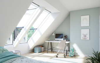 Ciemne poddasze zamienione w jasny salon - jak rozmieścić okna dachowe?