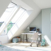 Ciemne poddasze zamienione w jasny salon - jak rozmieścić okna dachowe?