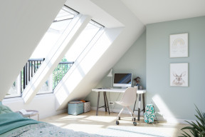 Ciemne poddasze zamienione w jasny salon - jak rozmieścić okna dachowe?