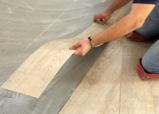 Czy panele winylowe nadają się do łazienki? Są coraz bardziej popularne zamiast płytek