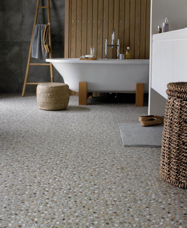 Skrót LVT pochodzi z języka angielskiego i oznacza Luxury Vinyl Tiles, czyli luksusowe płytki winylowe. Najczęściej występujące wzory paneli winylowych naśladują drewno lub kamień. Występują w różnych formatach, dzięki czemu można z nich układać np. wzory parkietowe niczym z drewnianych klepek, czy ciekawe kamienne powierzchnie, fot. Designflooring / Dekorian Home