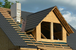 Obróbka blacharska komina: mały detal, który decyduje o szczelności dachu