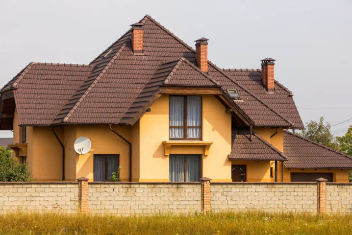 Jaki kolor elewacji do brązowego dachu - beż i szałwia wygrywają