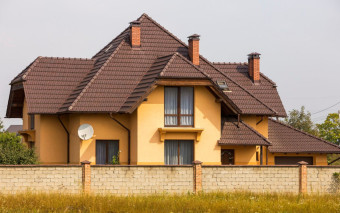 Jaki kolor elewacji do brązowego dachu - beż i szałwia wygrywają