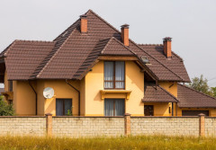 Jaki kolor elewacji do brązowego dachu - beż i szałwia wygrywają