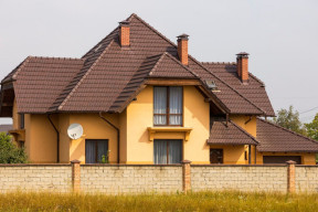 Jaki kolor elewacji do brązowego dachu - beż i szałwia wygrywają