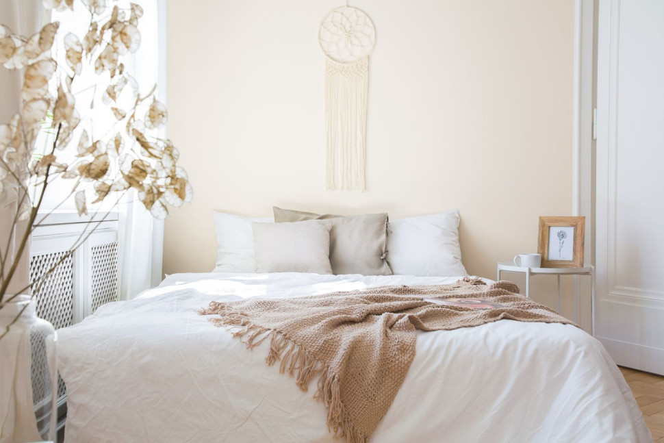 Sypialnia pomalowana ciepłym odcieniem Ivory farby Tikkurila Optiva White