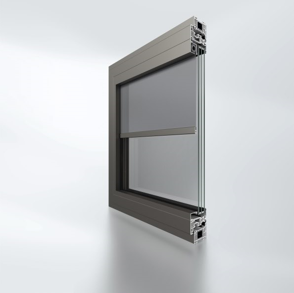 Hybrydowe okno Schüco Symbiotic ze zintegrowaną osłoną Schüco Integralmaster PT. Fot. Schüco