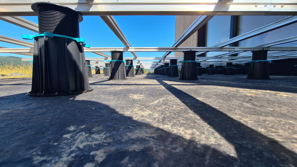 Systemy tarasów wentylowanych, oparte na wspornikach Renopad Pro, pozwalają na swobodne przepływanie powietrza między powierzchnią tarasu a podłożem