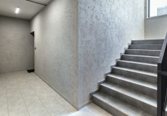 Jak pomalować wysoką klatkę schodową?