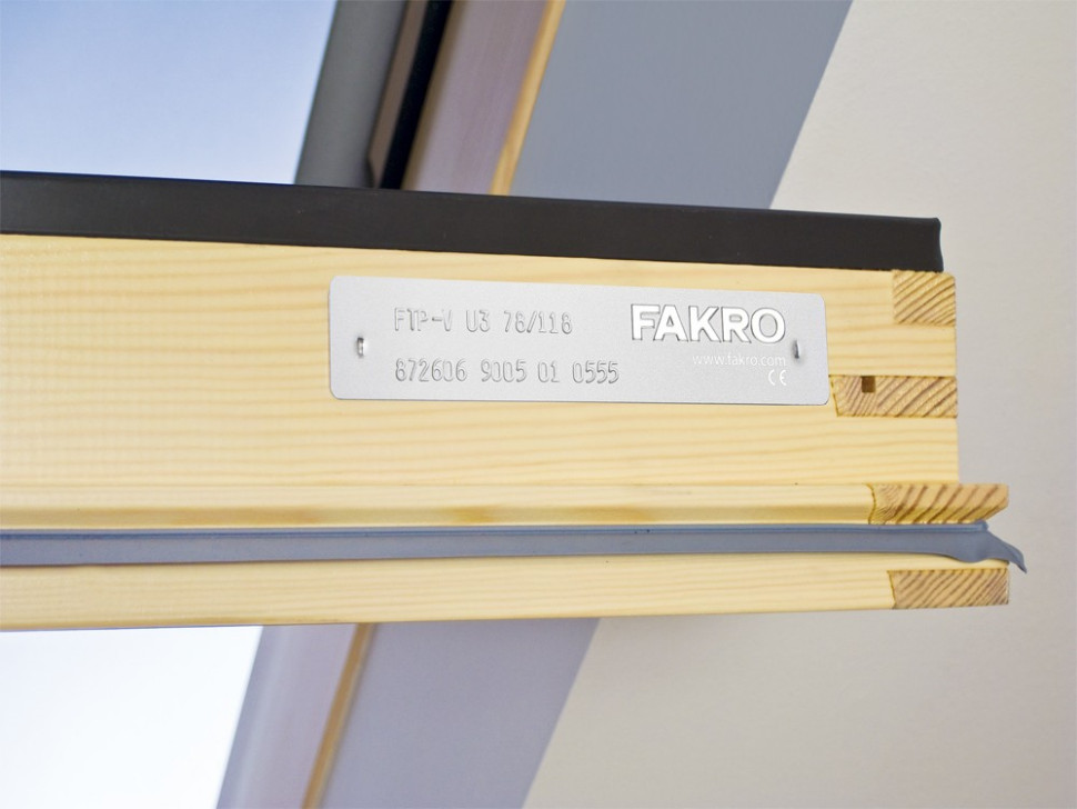 Tabliczka znamionowa znajduje się w prawy, górnym rogu skrzydła - widoczna po otwarciu okna.