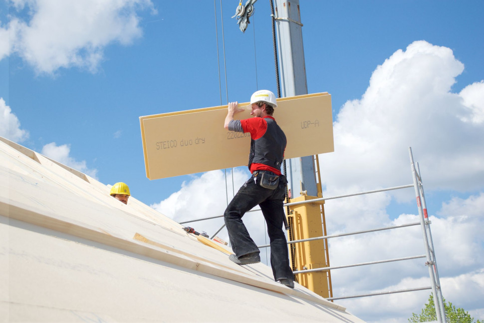 Układane bezpośrednio na krokwiach wytrzymałe płyty STEICOduo dry