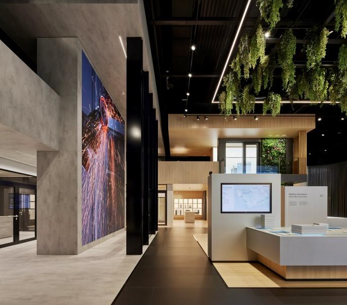 Ekspozycja produktów w skali rzeczywistej i cyfrowe prezentacje Fot. Schüco