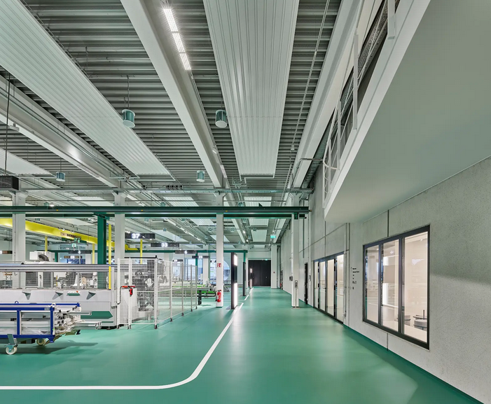 Ekspozycja maszyn i kompletnych linii produkcyjnych. Fot. Schüco