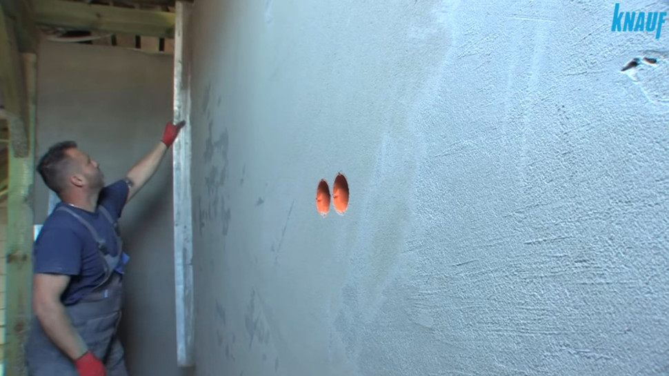Wyrównanie tynku cementowo-wapiennego Knauf w pomieszczeniu łatą trapezową