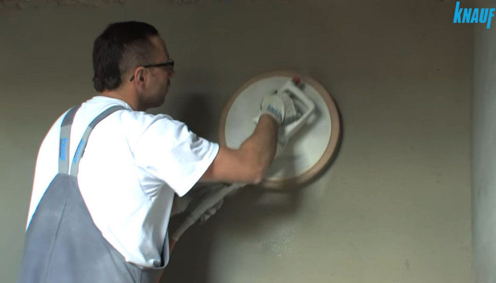 Mechaniczne wygładzanie tynku cementowego Knauf w pomieszczeniu