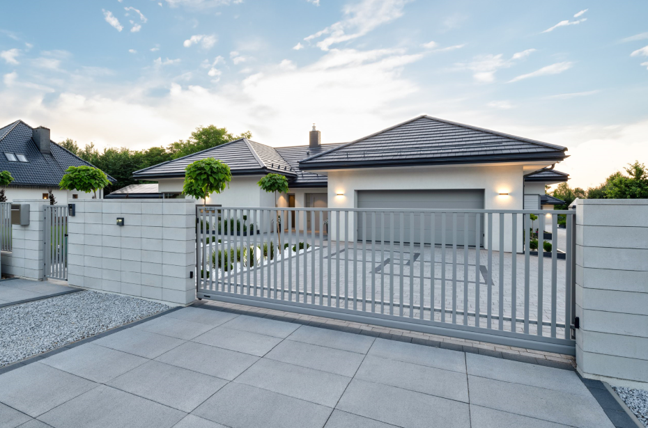 Przesuwna brama wjazdowa z kolekcji CLASSIC we wzorze AW.10.70 i kolorze HI COMFORT GREY.