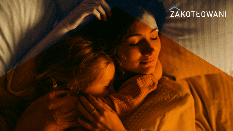 Kobieta i dziecko śpią spokojnie